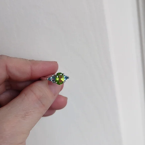 White Gold Peridot and Blue Topaz Ring size 7 - Picture 2 of 4